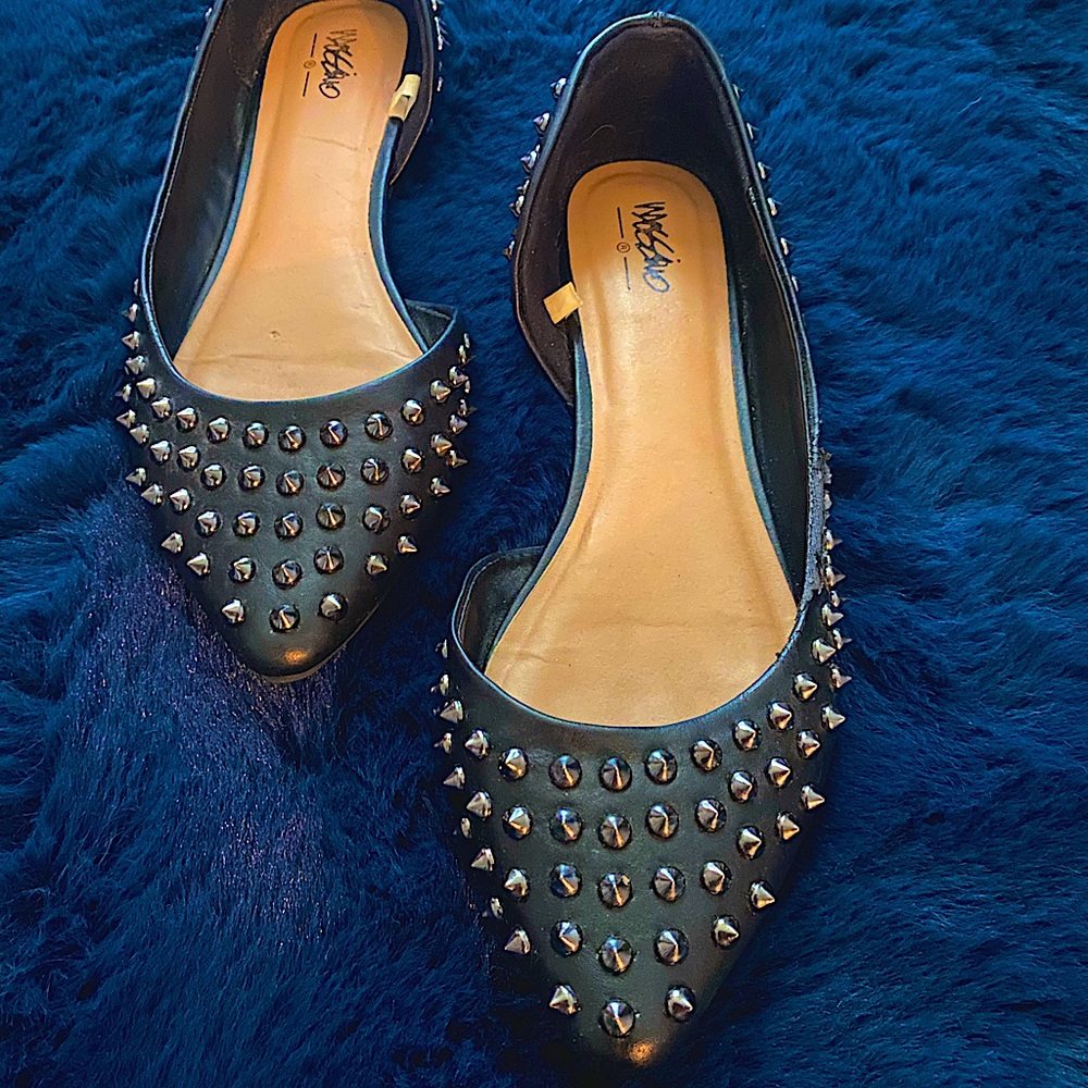 Edgy Studded Flats 🔥